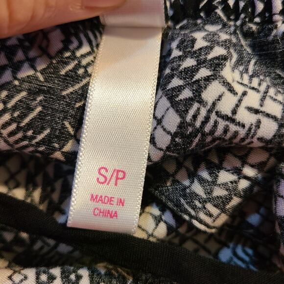 Xhilaration size small petite pocketed romper black and white print all over - Picture 5 of 8